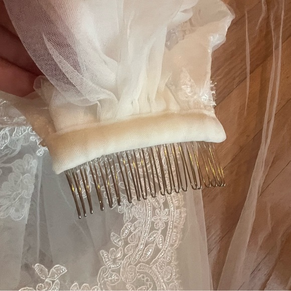 Stunning ivory lace cathedral bridal veil - Picture 7 of 9